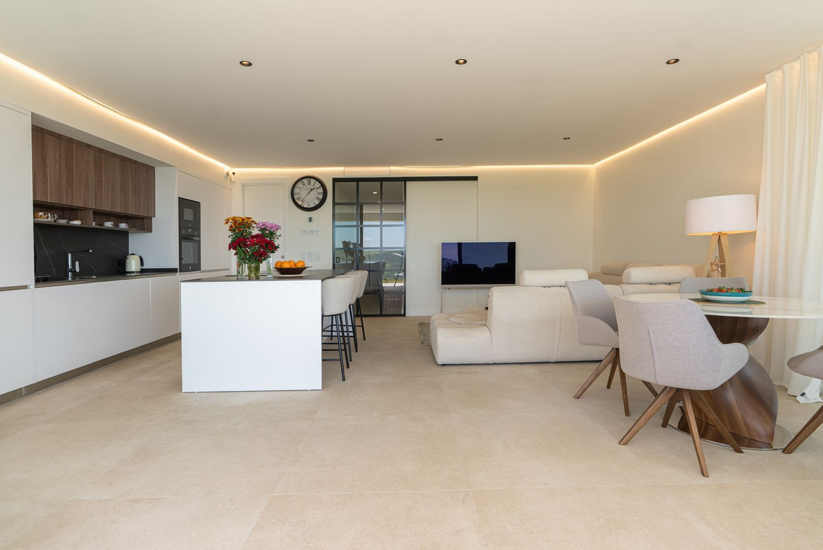 3 Bedroom Apartment for Sale in Estepona — view 5