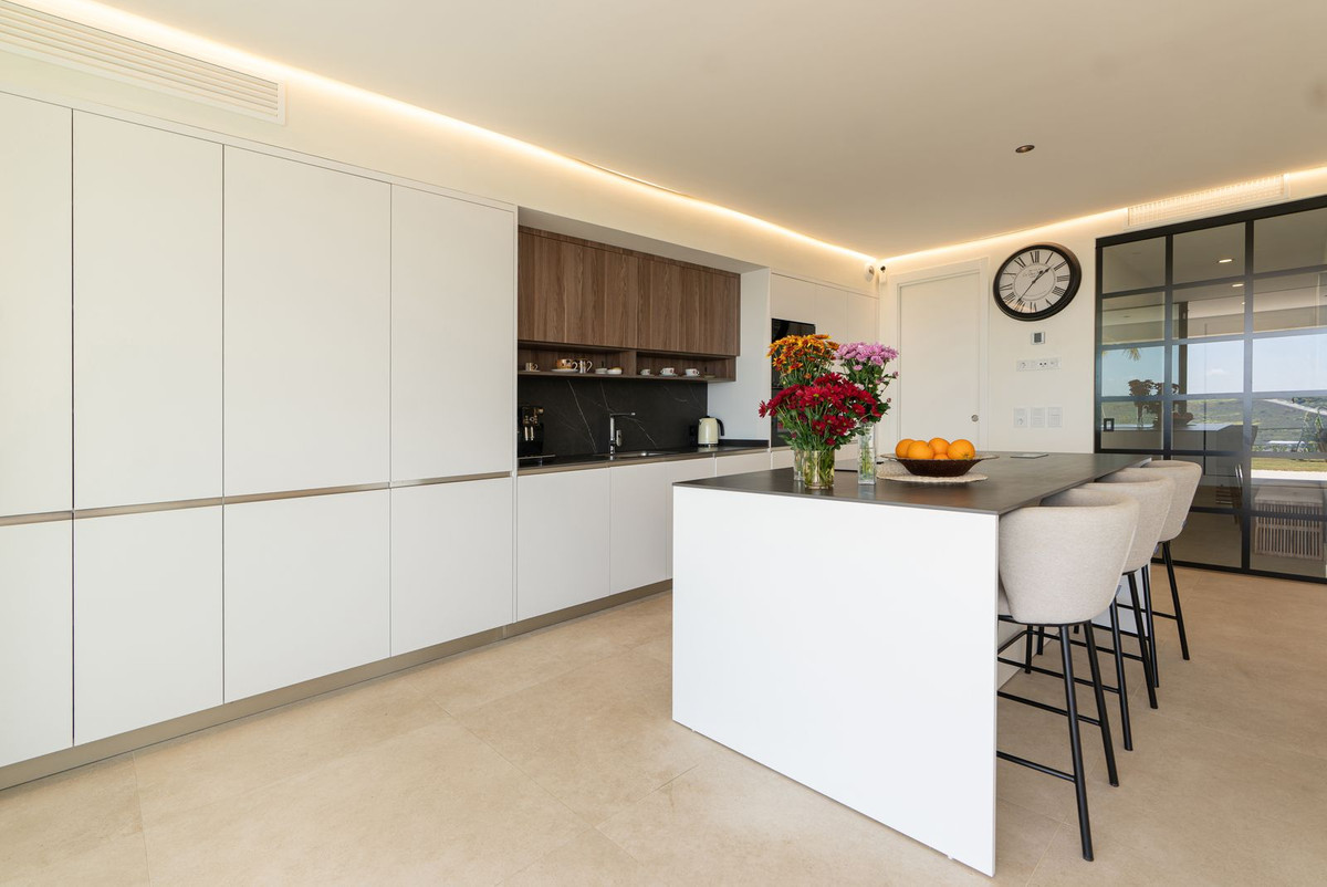 3 Bedroom Apartment for Sale in Estepona — view 6