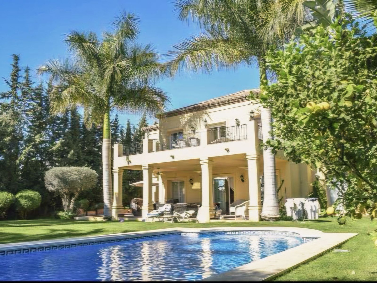 5 Bedroom Villa for Sale in Nueva Andalucía