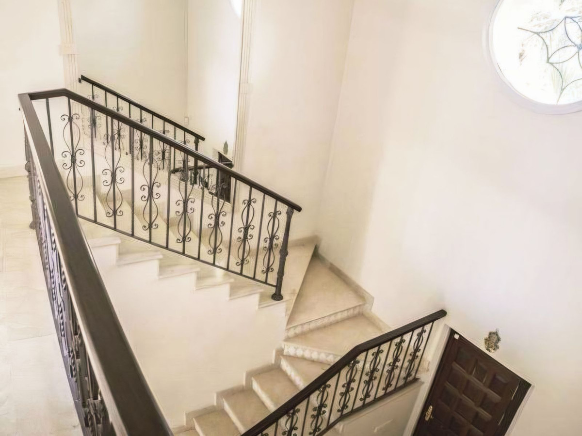 5 Bedroom Villa for Sale in Nueva Andalucía — 4