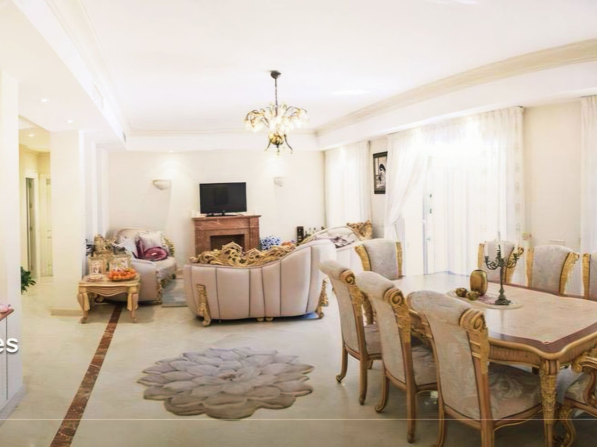 5 Bedroom Villa for Sale in Nueva Andalucía — 5