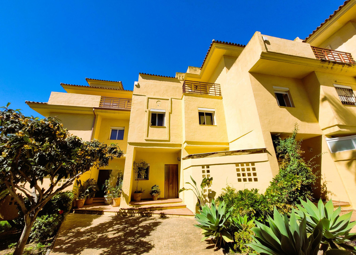 4 Bedroom Villa for Sale in Estepona — 2