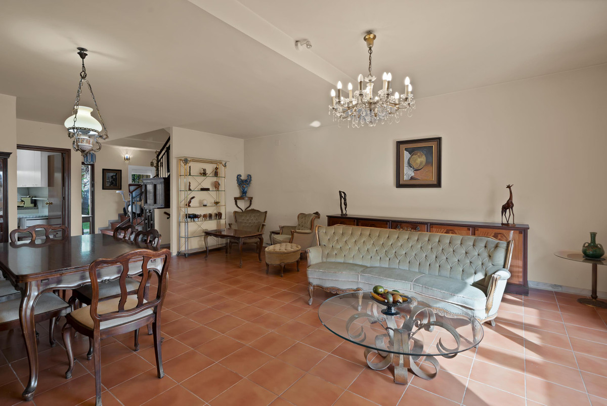4 Bedroom Villa for Sale in Estepona — view 10