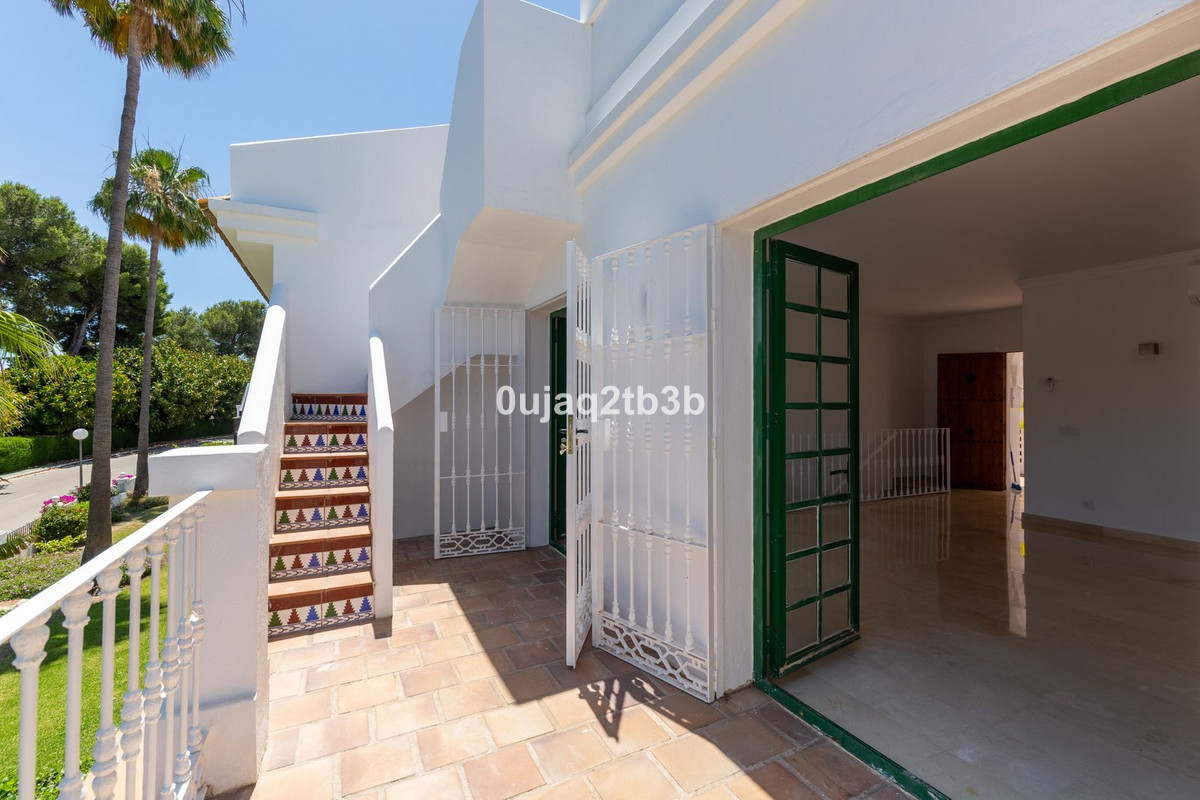 3 Bedroom Villa for Sale in Aloha — view 8
