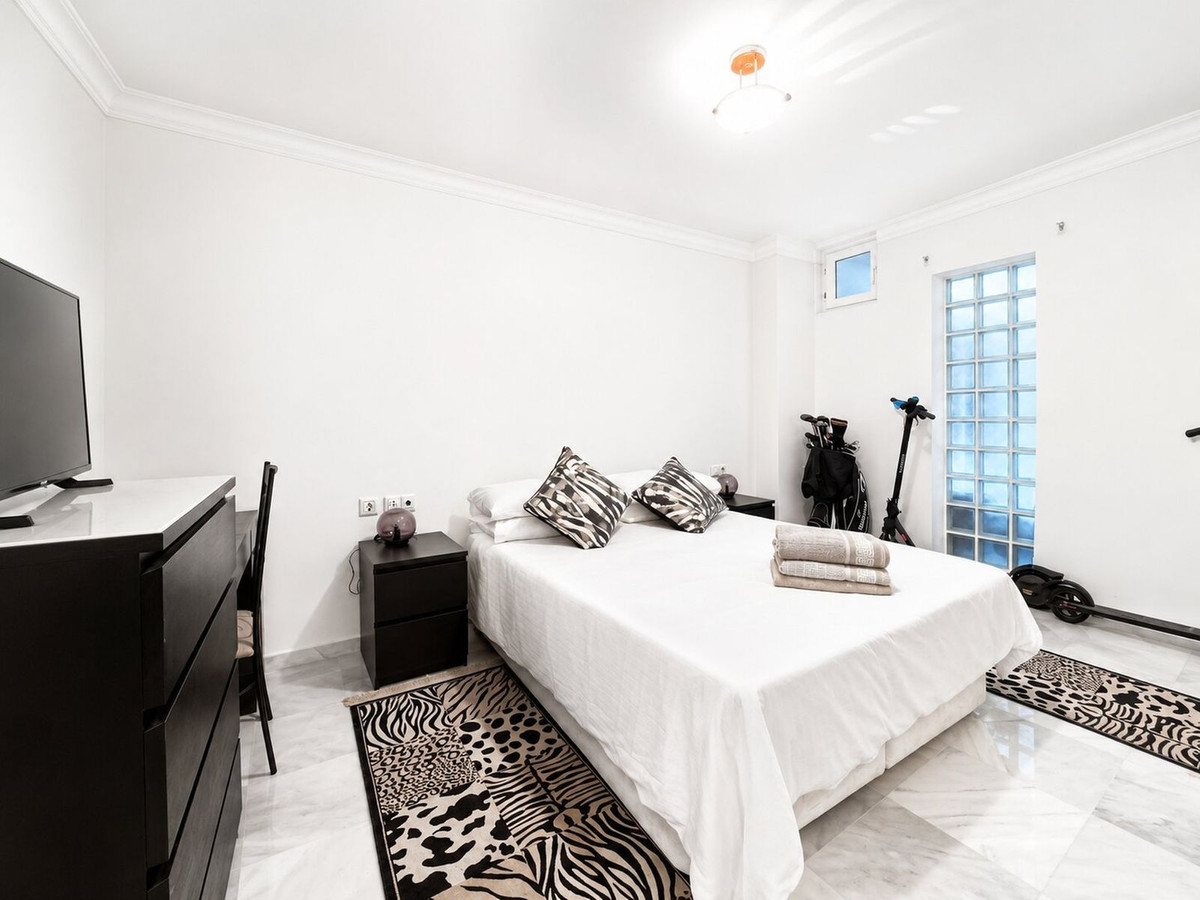 2 Bedroom Apartment for Sale in Puerto Banús — view 13