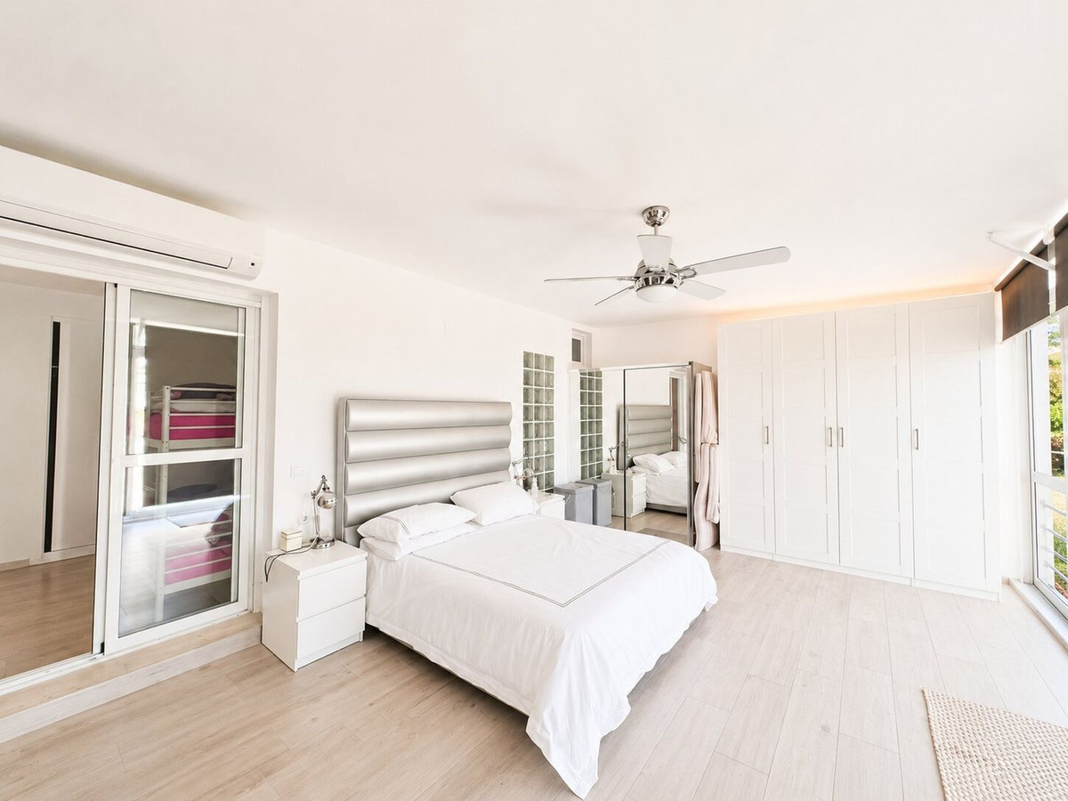 2 Bedroom Apartment for Sale in Puerto Banús — view 6
