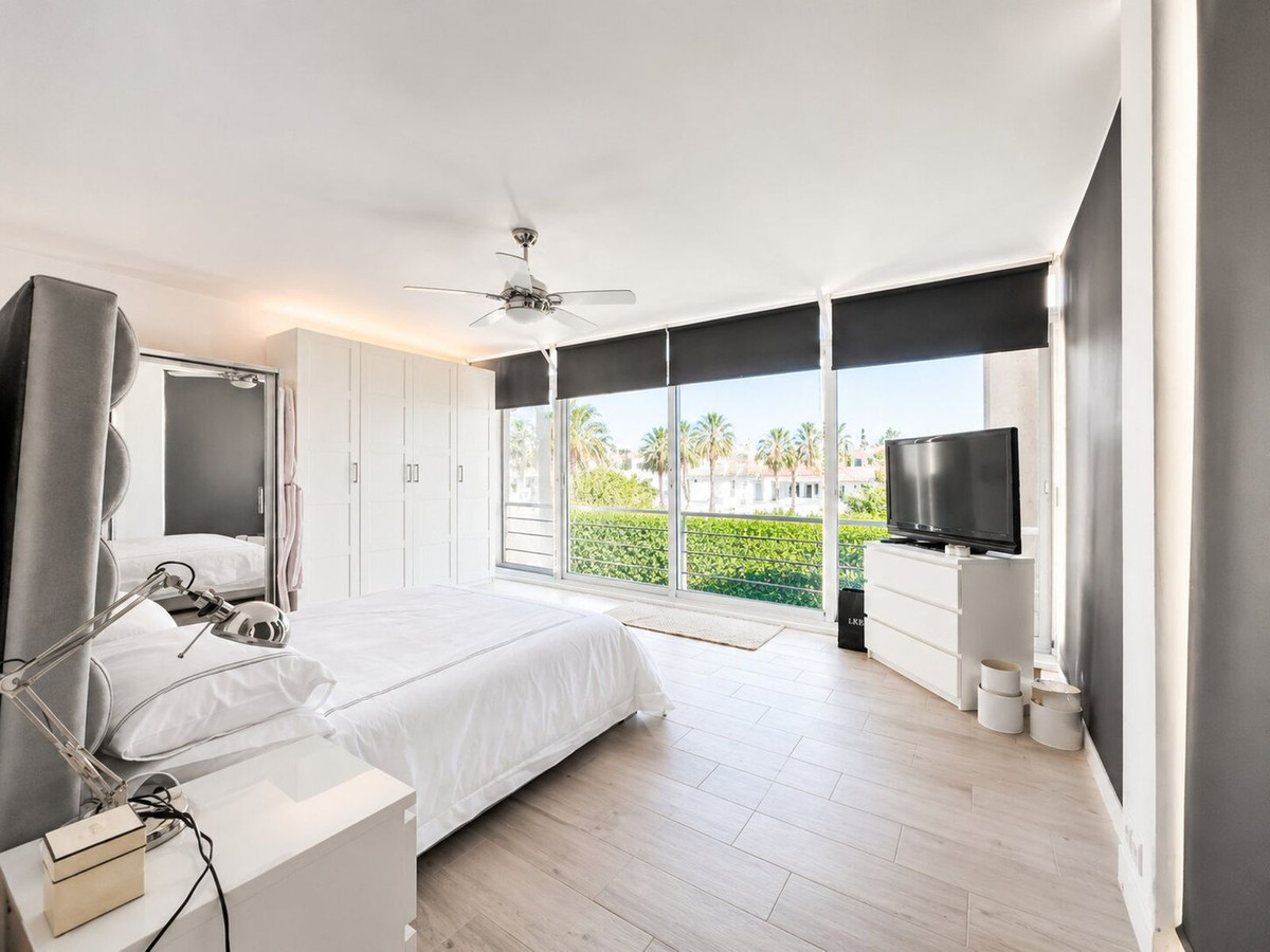 2 Bedroom Apartment for Sale in Puerto Banús — view 7