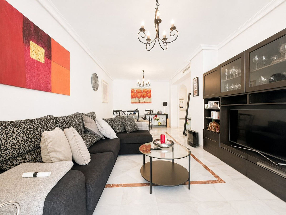 2 Bedroom Apartment for Sale in Puerto Banús — view 9
