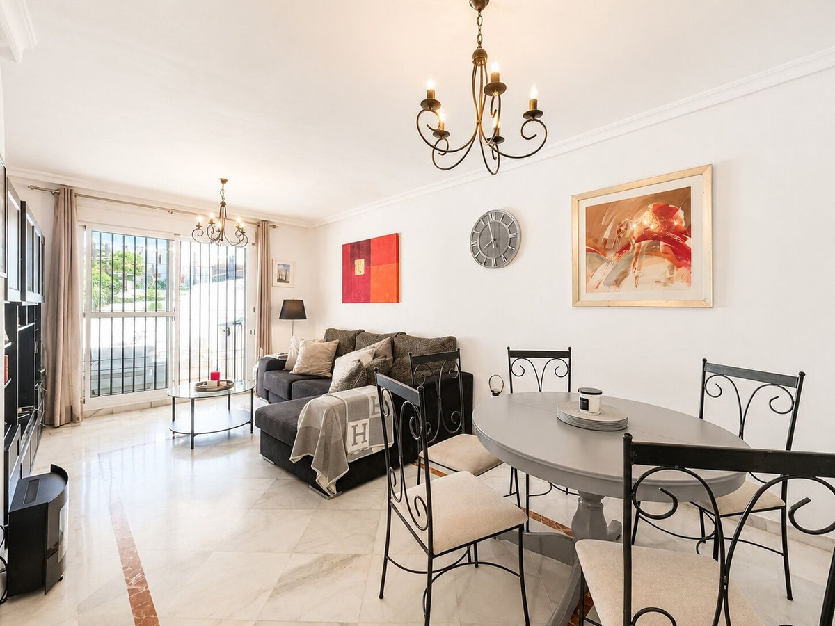 2 Bedroom Apartment for Sale in Puerto Banús — view 10