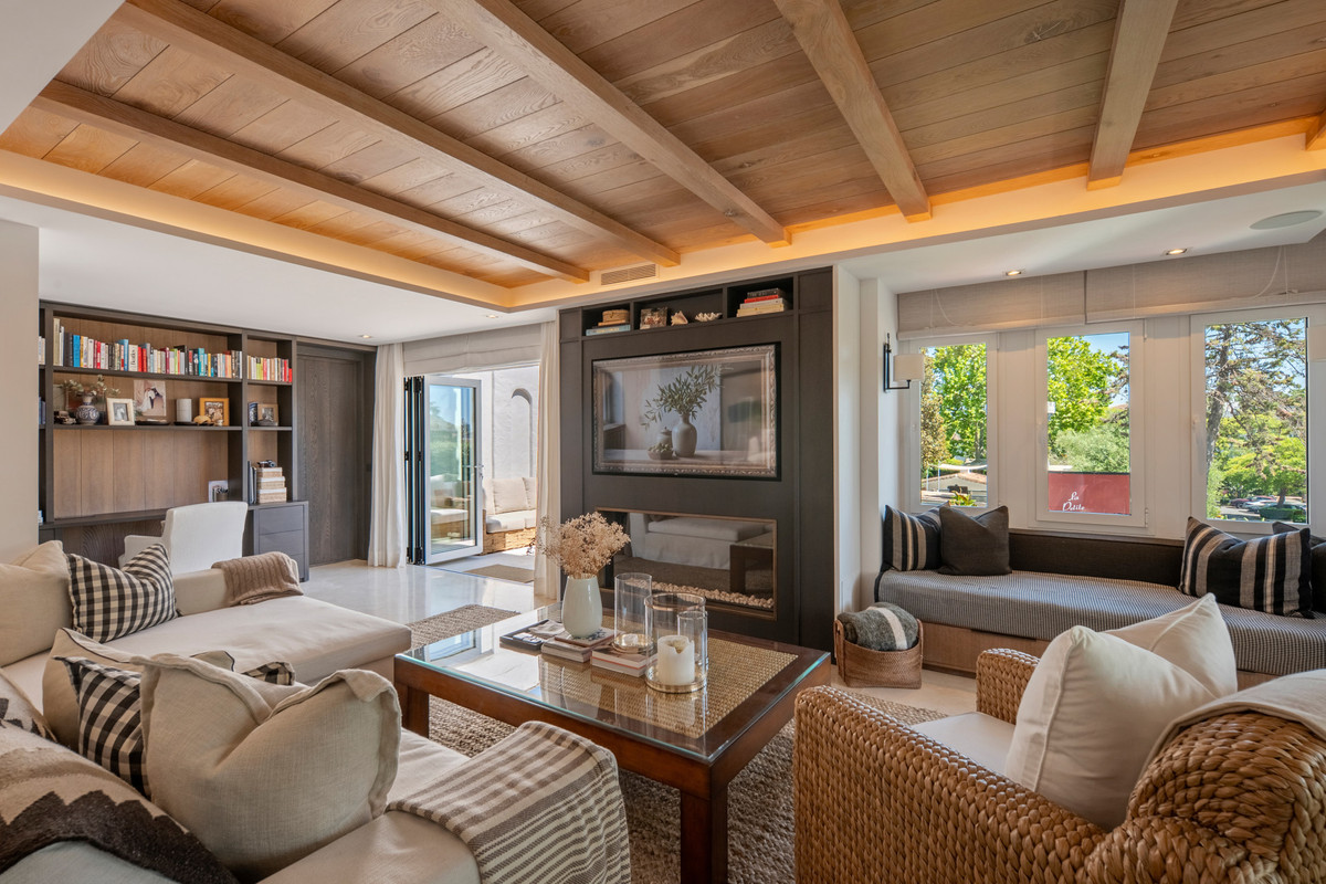 1 Bedroom Apartment for Sale in The Golden Mile — view 2