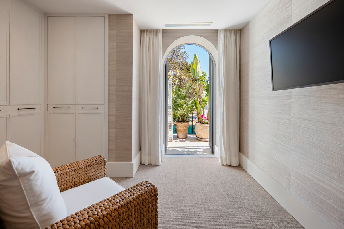 1 Bedroom Apartment for Sale in The Golden Mile — view 17