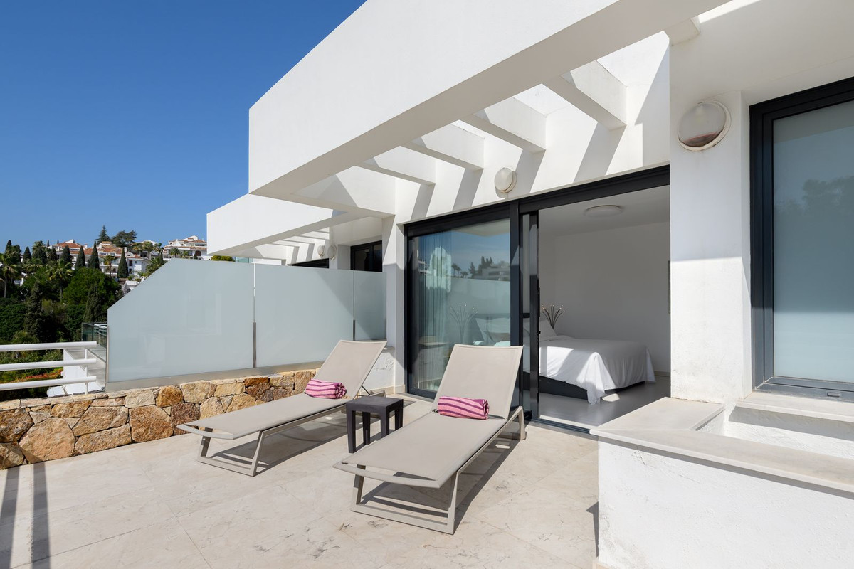3 Bedroom Villa for Sale in The Golden Mile — view 17