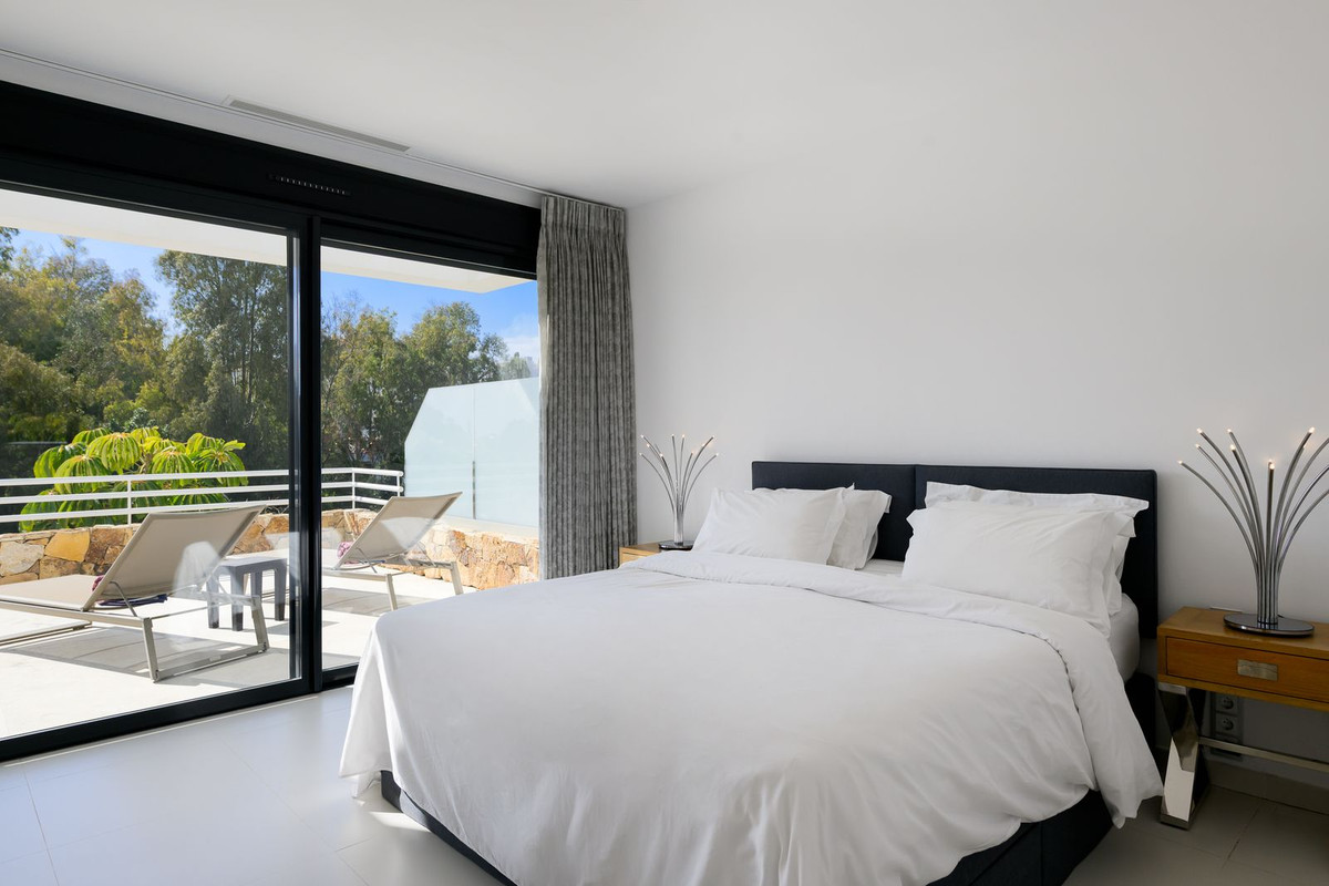 3 Bedroom Villa for Sale in The Golden Mile — view 18