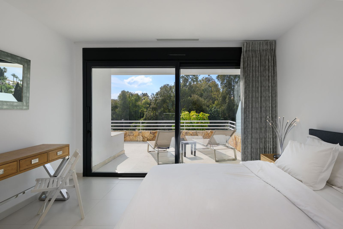 3 Bedroom Villa for Sale in The Golden Mile — view 19