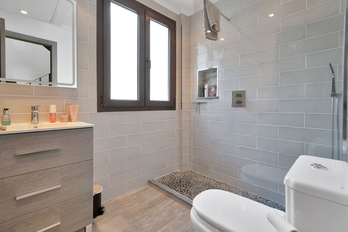 2 Bedroom Apartment for Sale in Benahavís — view 11