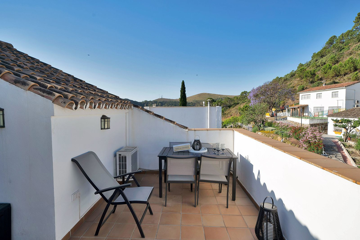 2 Bedroom Apartment for Sale in Benahavís — 4