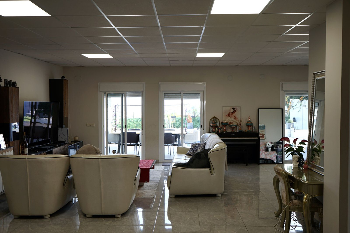 6 Bedroom Villa for Sale in Marbella — view 17
