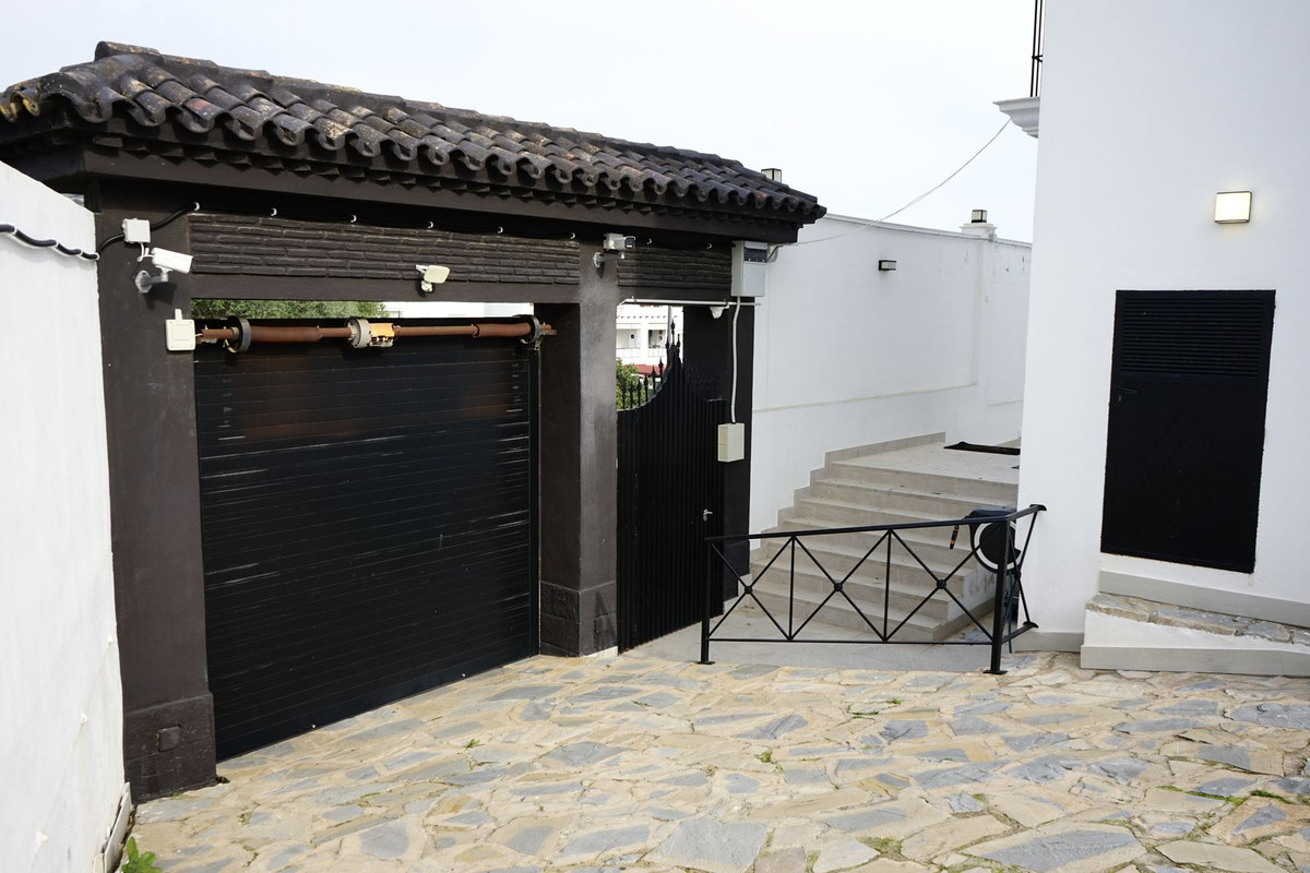 6 Bedroom Villa for Sale in Marbella — view 7