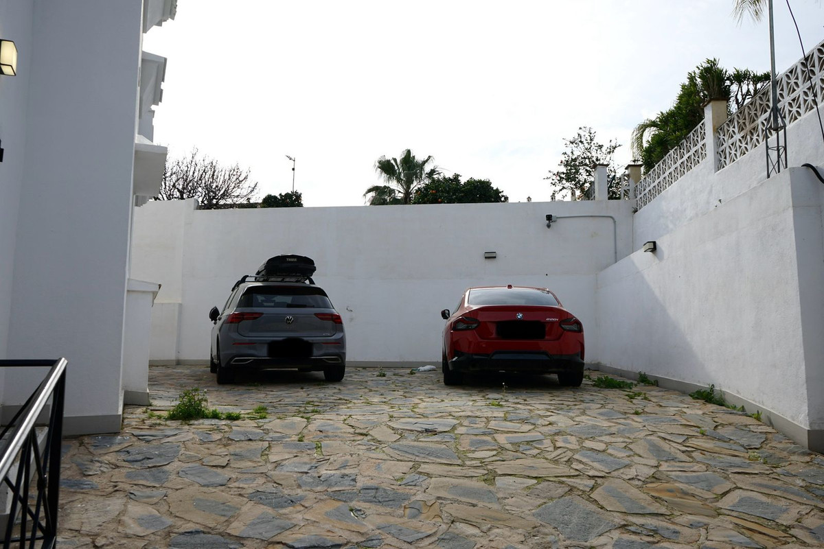 6 Bedroom Villa for Sale in Marbella — view 8