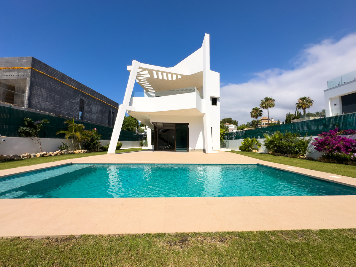4 Bedroom Villa for Sale in Estepona — 2