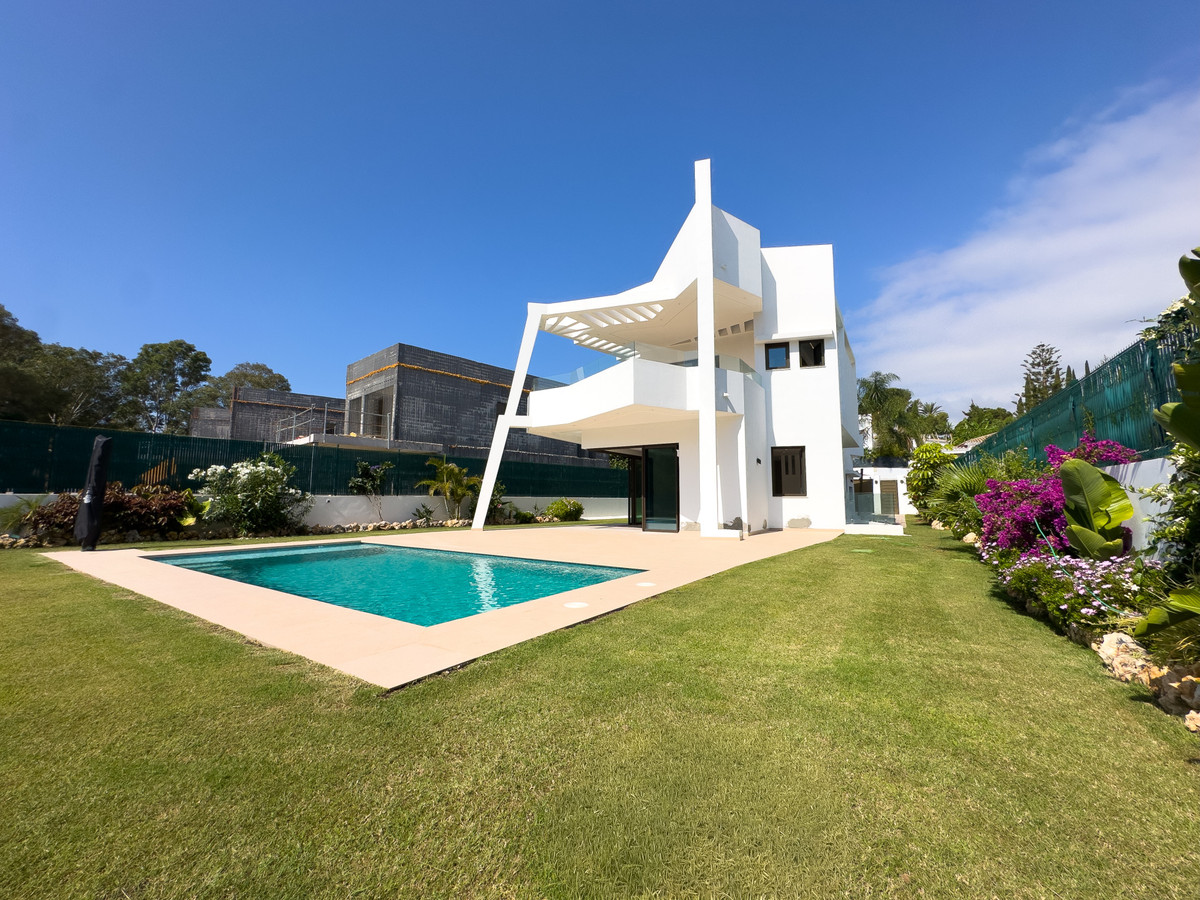 4 Bedroom Villa for Sale in Estepona — 4