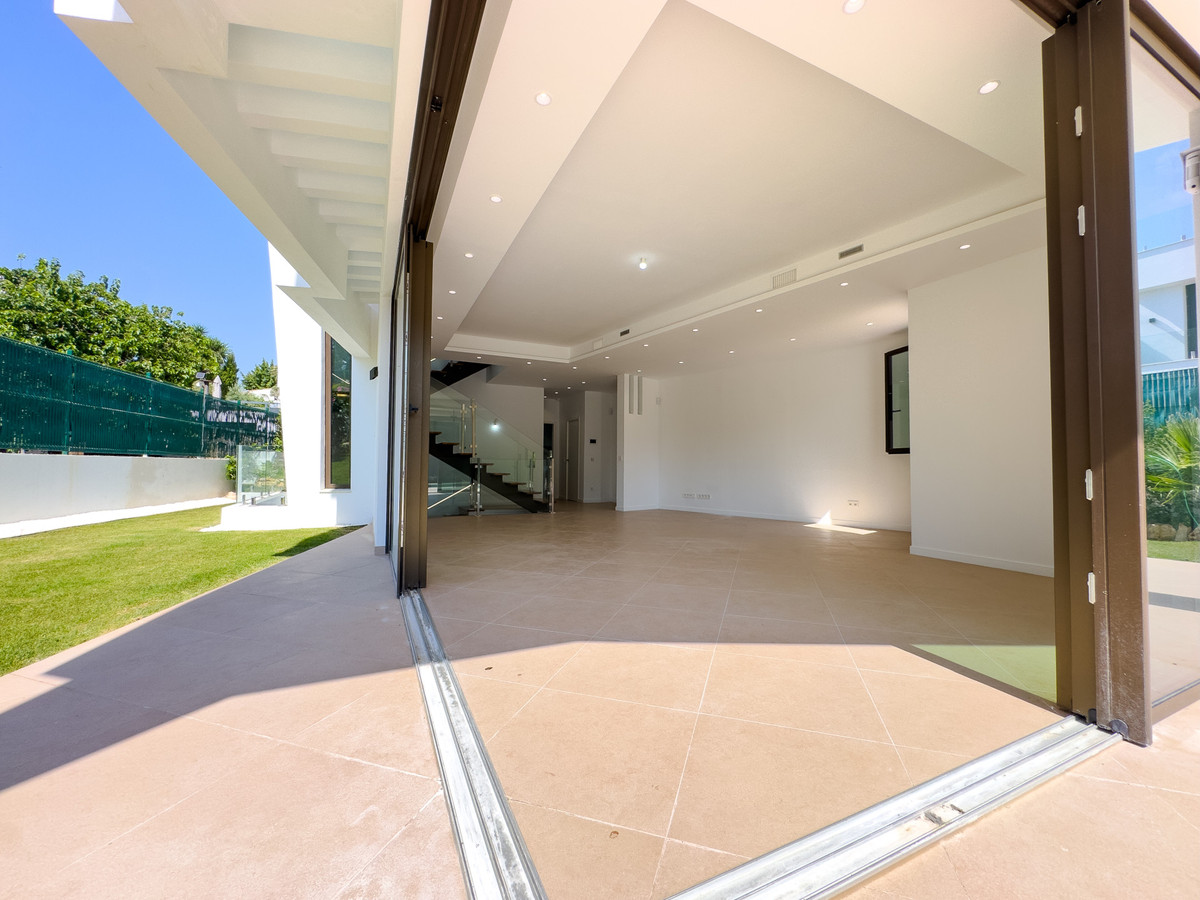 4 Bedroom Villa for Sale in Estepona — 6