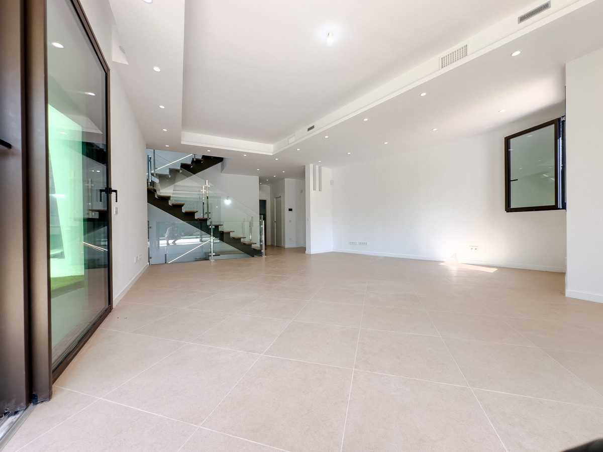 4 Bedroom Villa for Sale in Estepona — 7