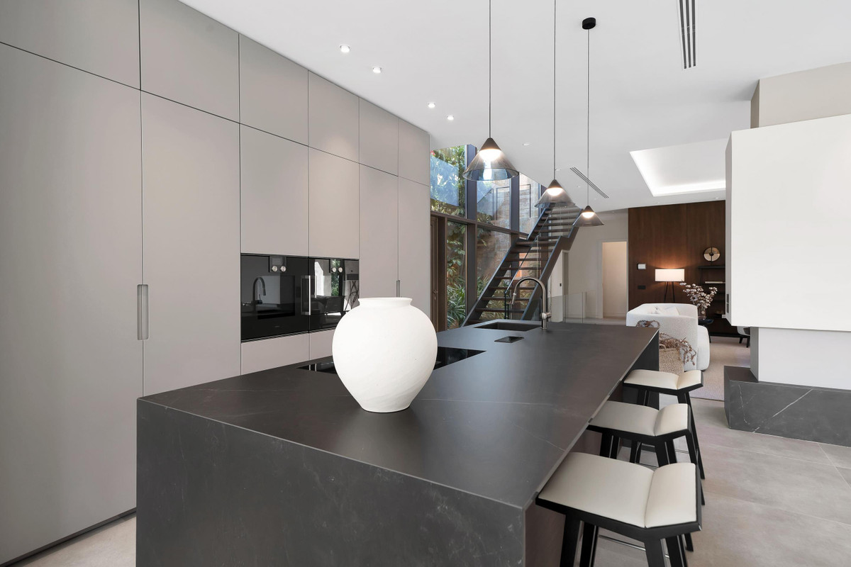 6 Bedroom Villa for Sale in Marbella — view 11