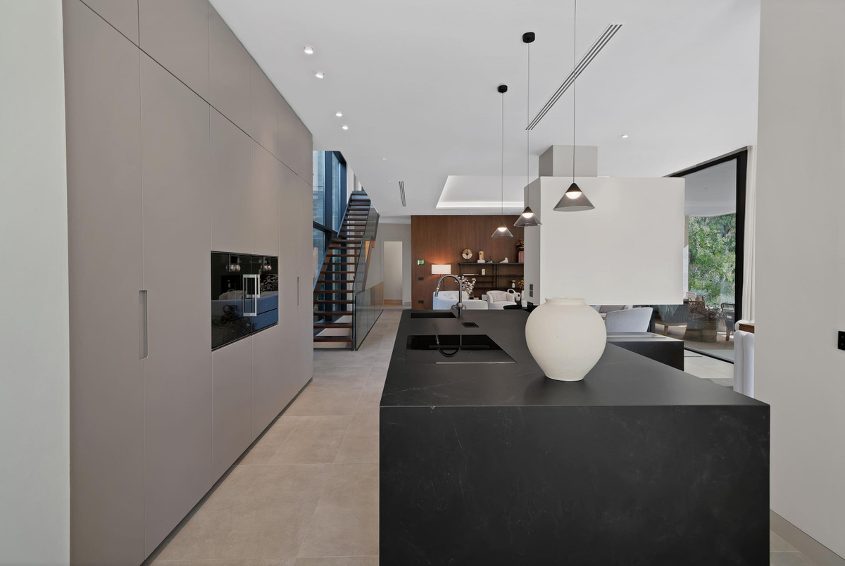 6 Bedroom Villa for Sale in Marbella — view 12