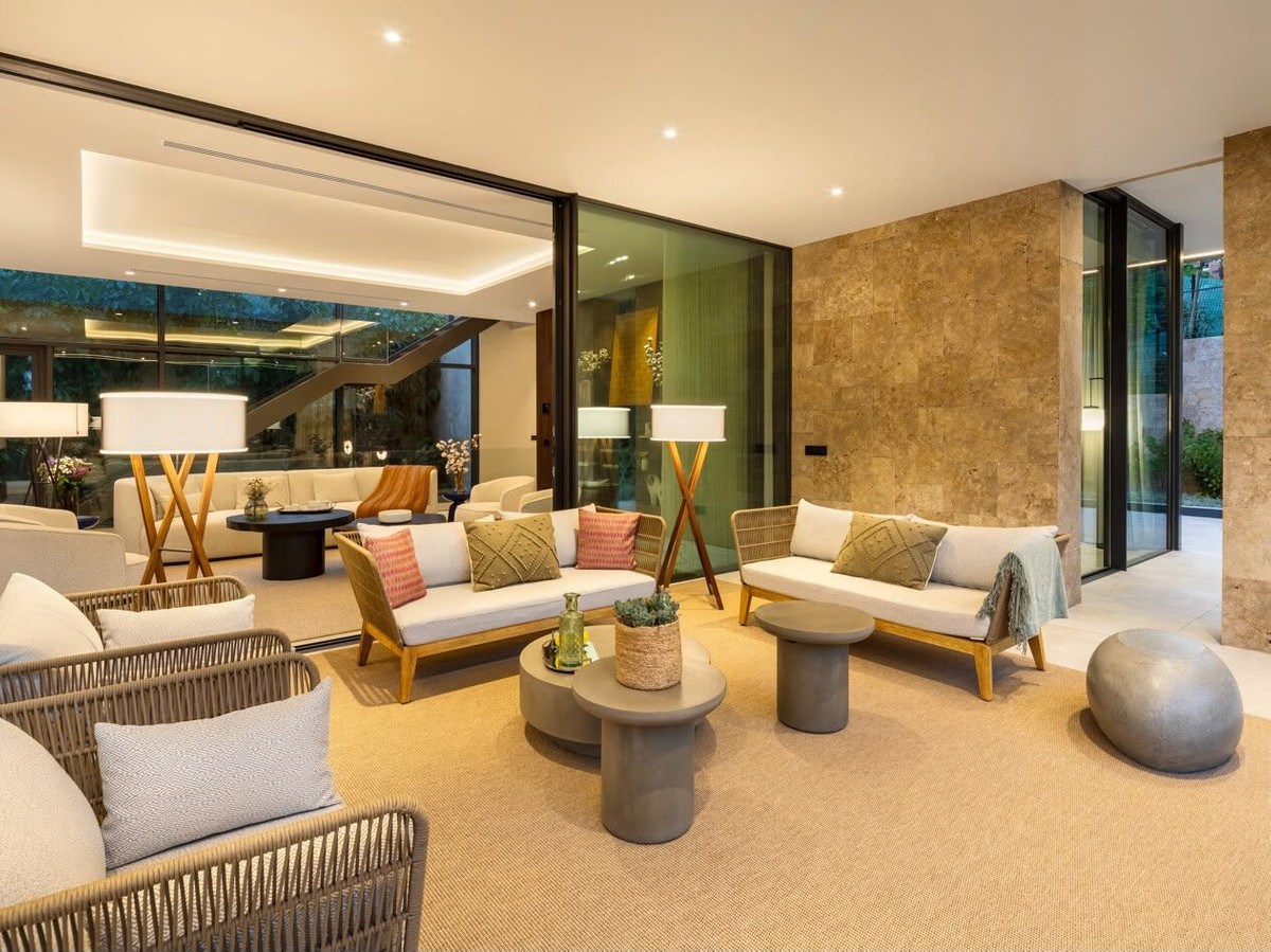 6 Bedroom Villa for Sale in Marbella — view 16