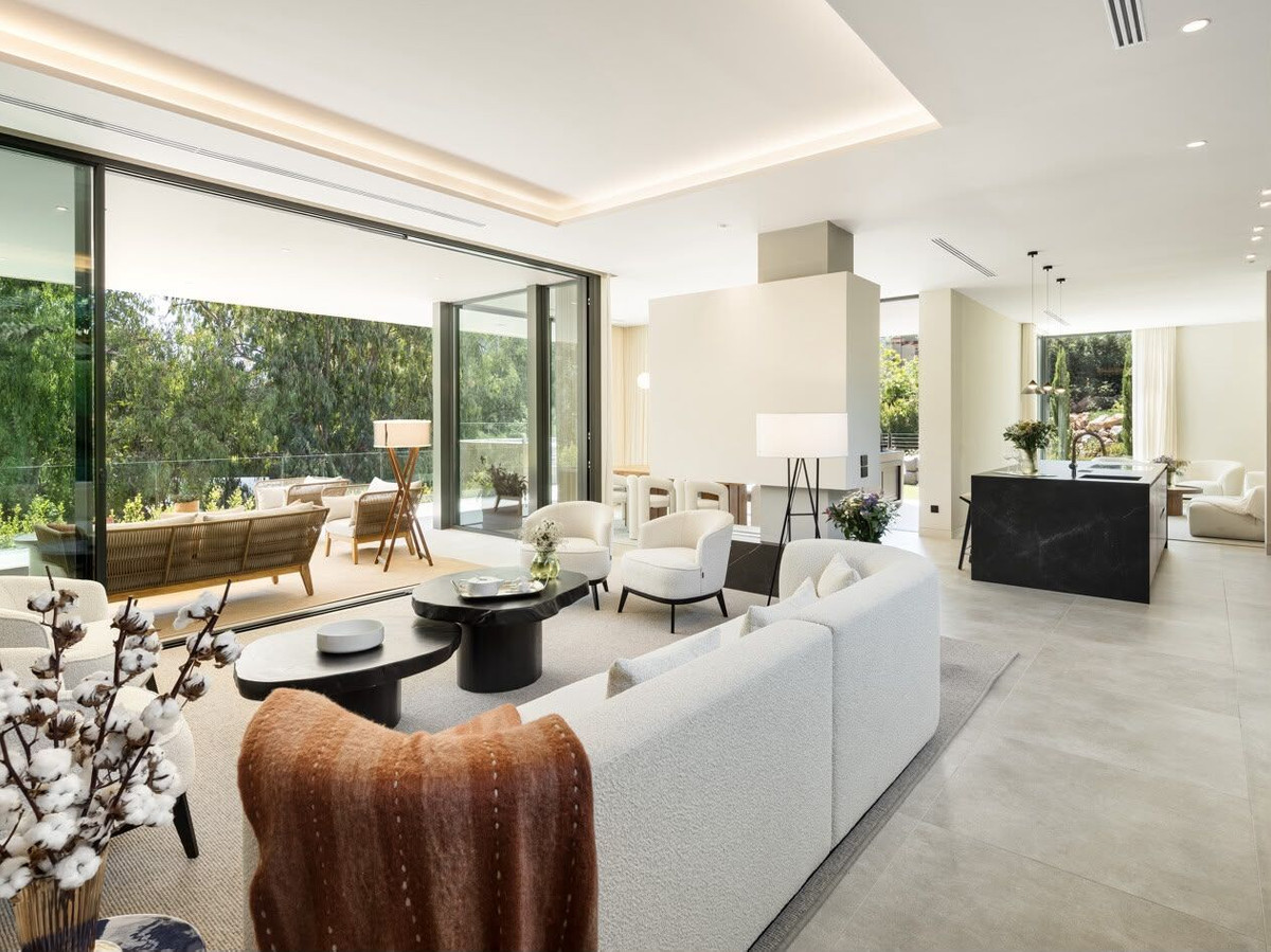 6 Bedroom Villa for Sale in Marbella — view 3