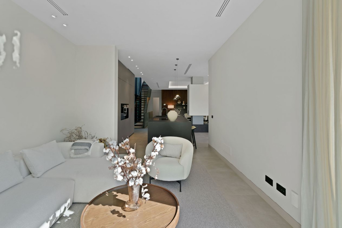 6 Bedroom Villa for Sale in Marbella — view 9