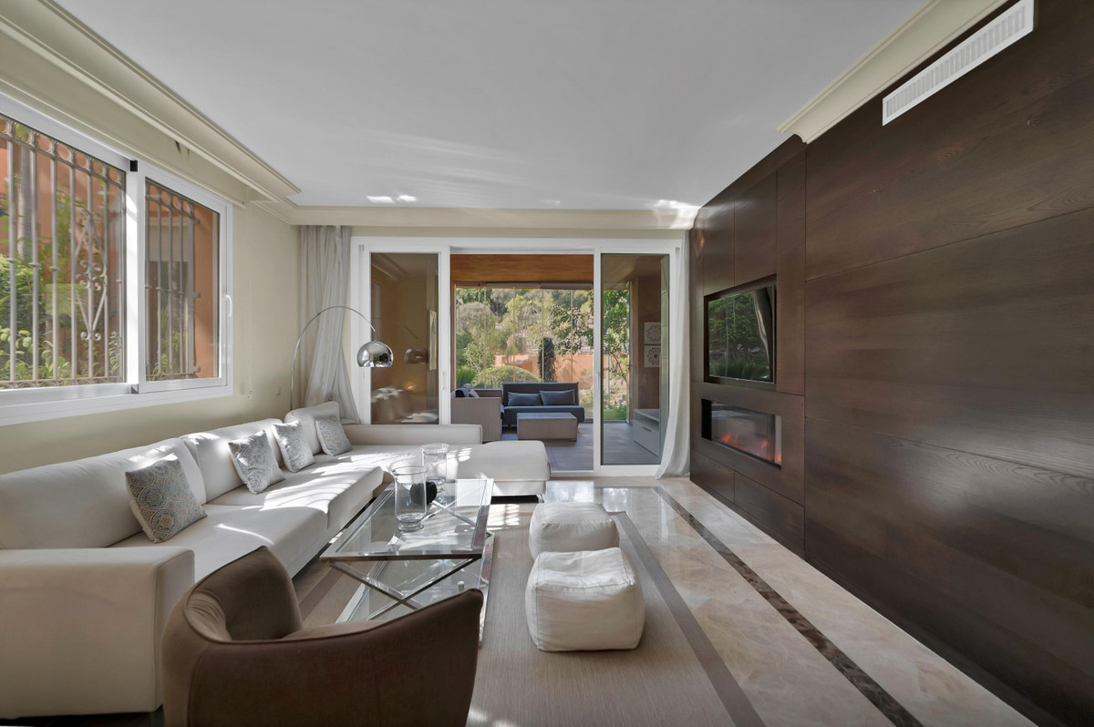 3 Bedroom Apartment for Sale in Marbella — view 2