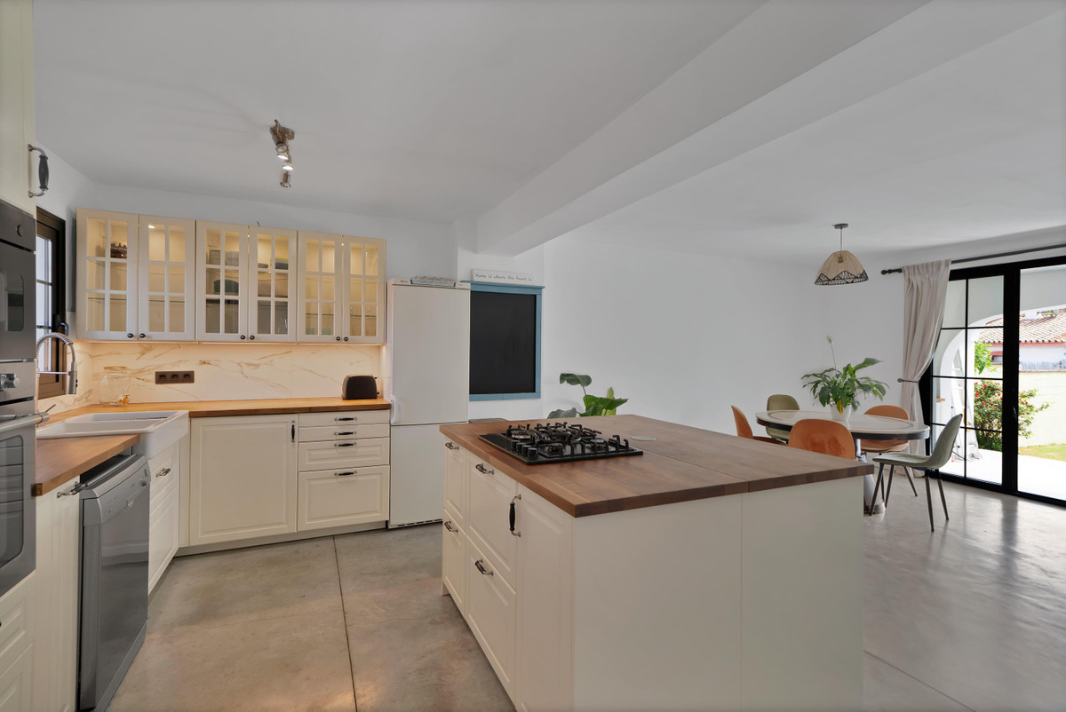 3 Bedroom Villa for Sale in Estepona — 3