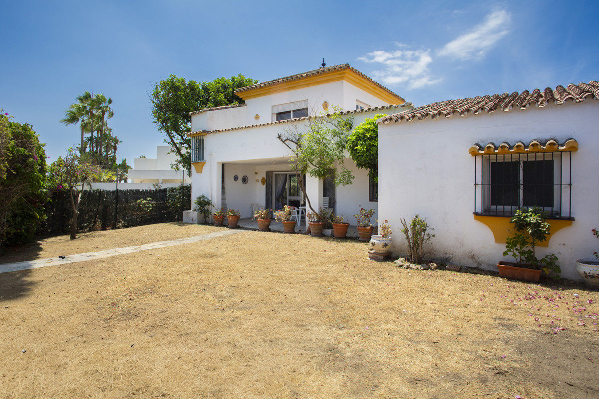 4 Bedroom Villa for Sale in Guadalmina Baja — 2