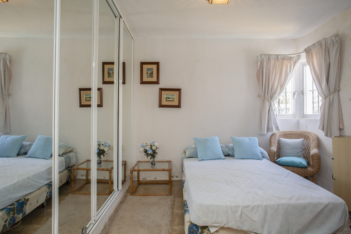 4 Bedroom Villa for Sale in Guadalmina Baja — view 11