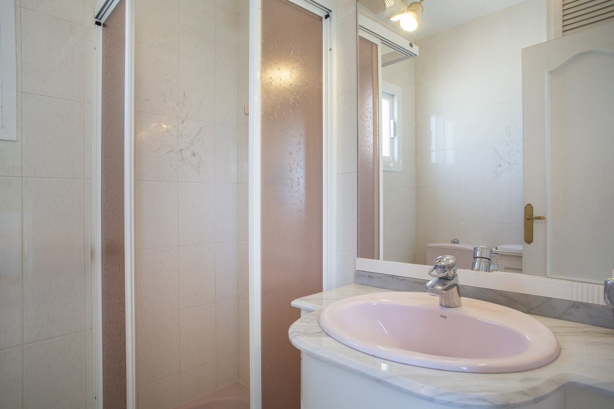 4 Bedroom Villa for Sale in Guadalmina Baja — view 12