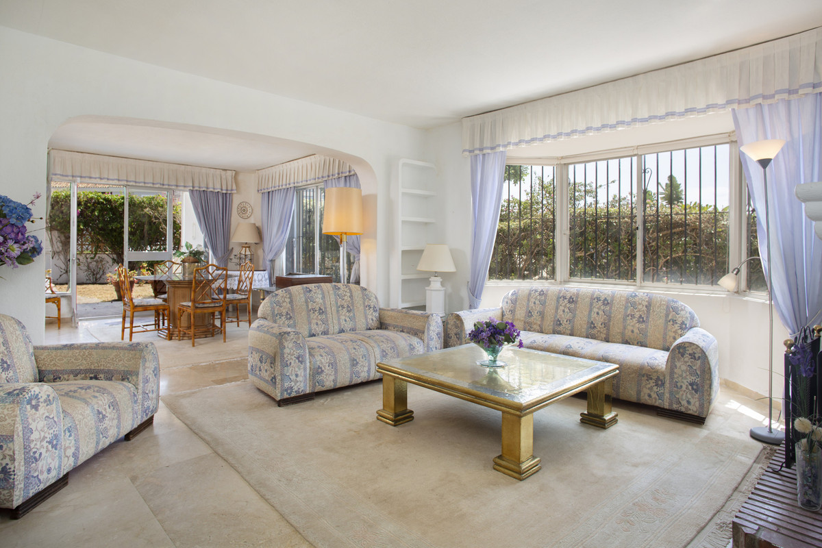 4 Bedroom Villa for Sale in Guadalmina Baja — 3