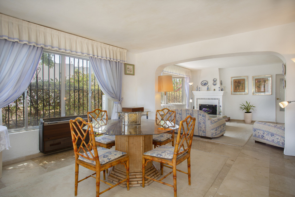 4 Bedroom Villa for Sale in Guadalmina Baja — 4