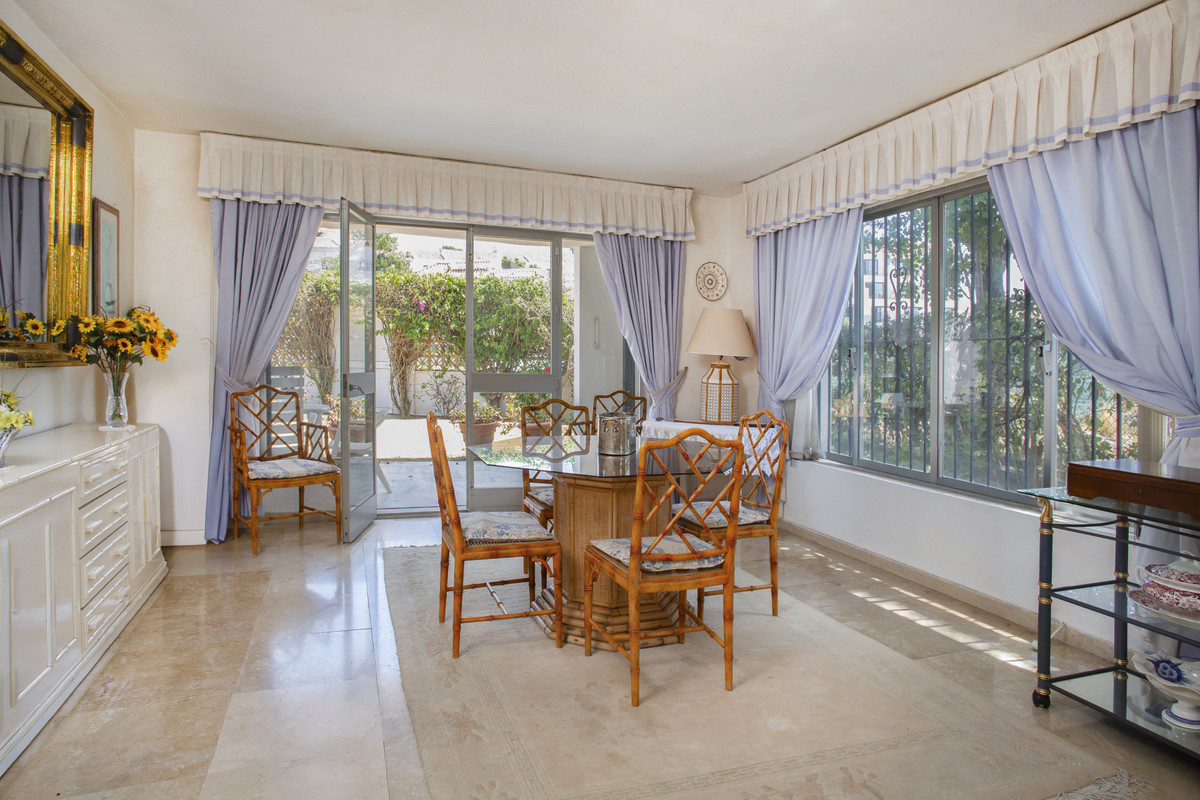 4 Bedroom Villa for Sale in Guadalmina Baja — 6