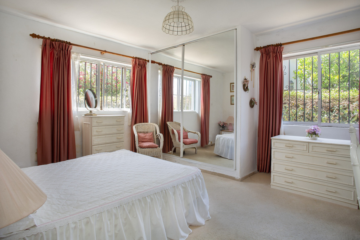 4 Bedroom Villa for Sale in Guadalmina Baja — 8