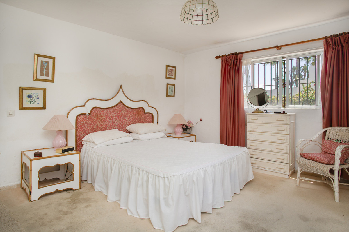 4 Bedroom Villa for Sale in Guadalmina Baja — 9