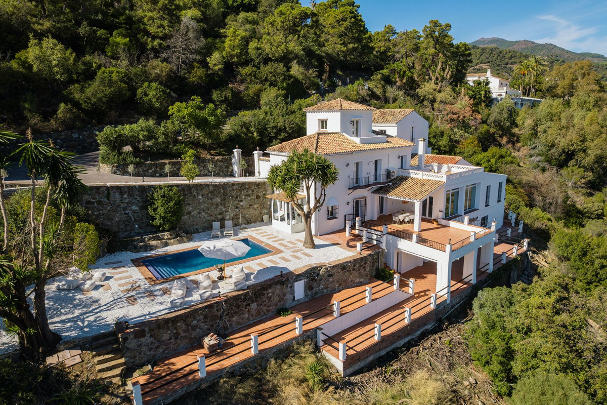6 Bedroom Villa for Sale in El Madroñal