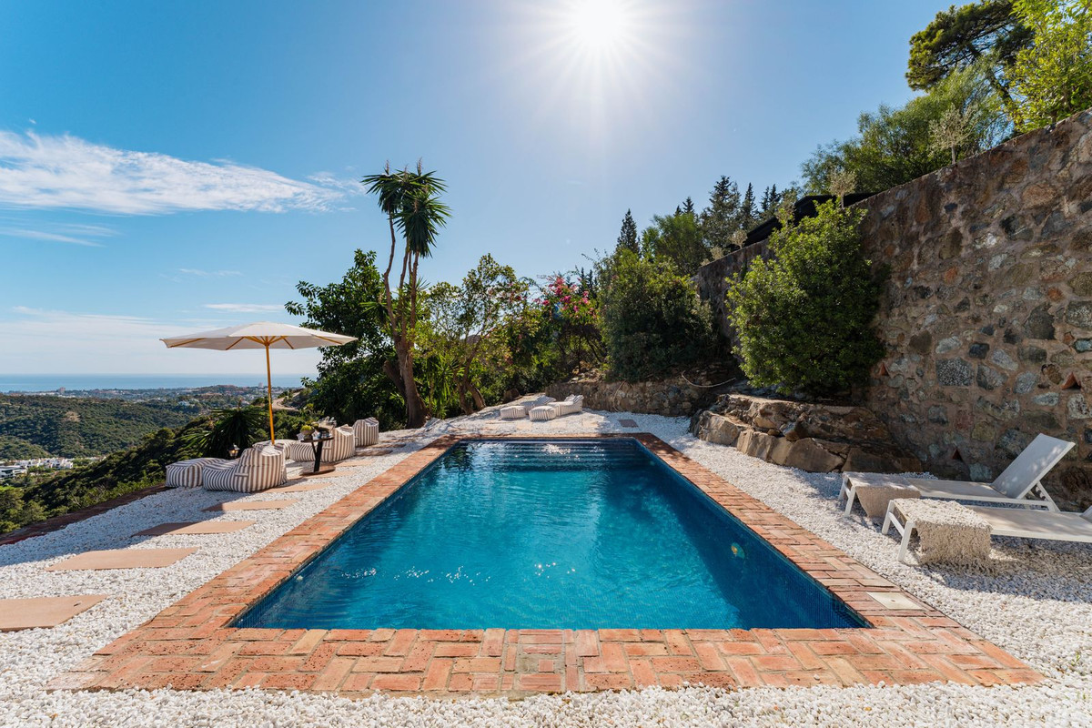 6 Bedroom Villa for Sale in El Madroñal — view 2