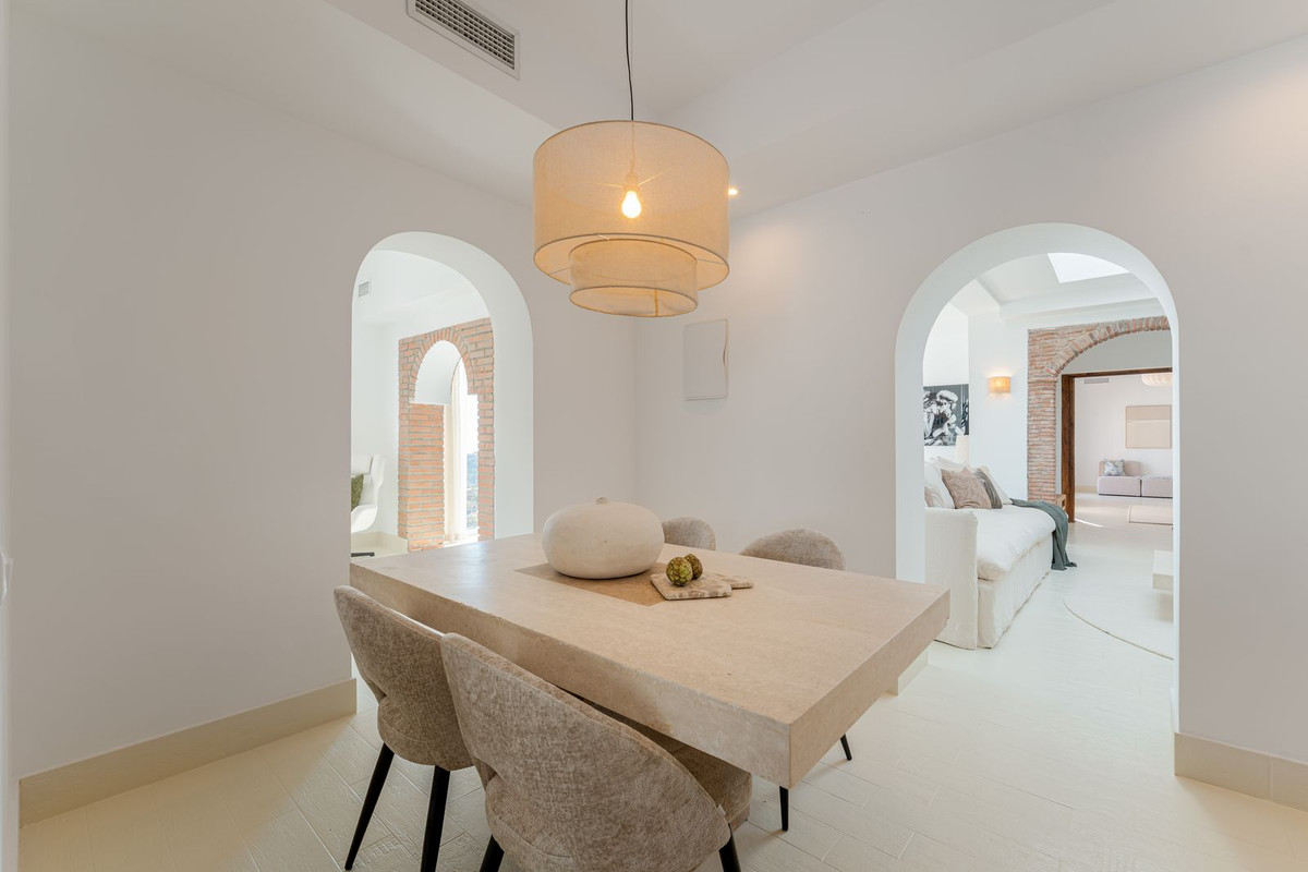 6 Bedroom Villa for Sale in El Madroñal — view 12