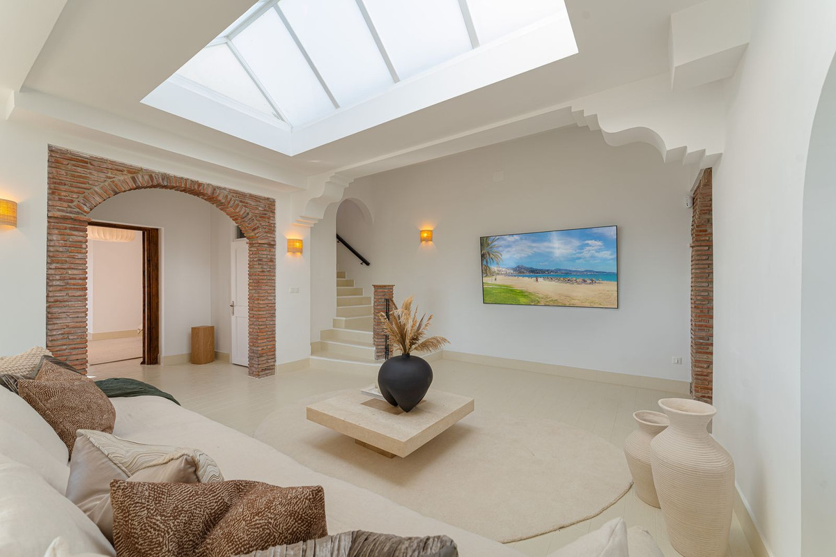 6 Bedroom Villa for Sale in El Madroñal — view 14