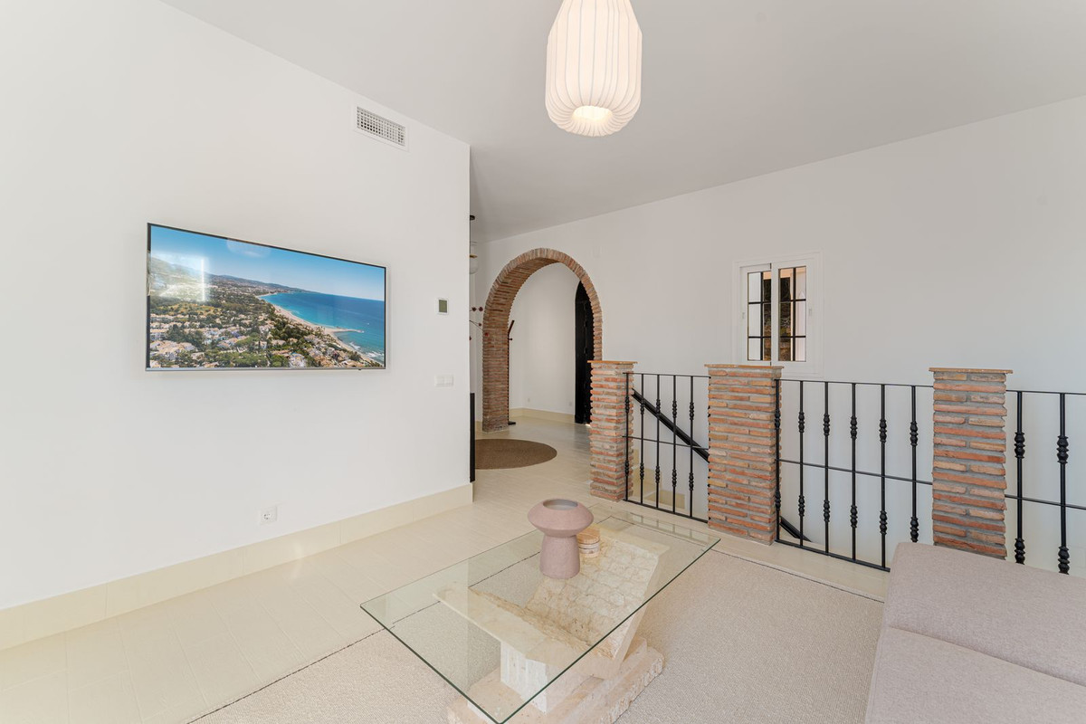 6 Bedroom Villa for Sale in El Madroñal — view 16