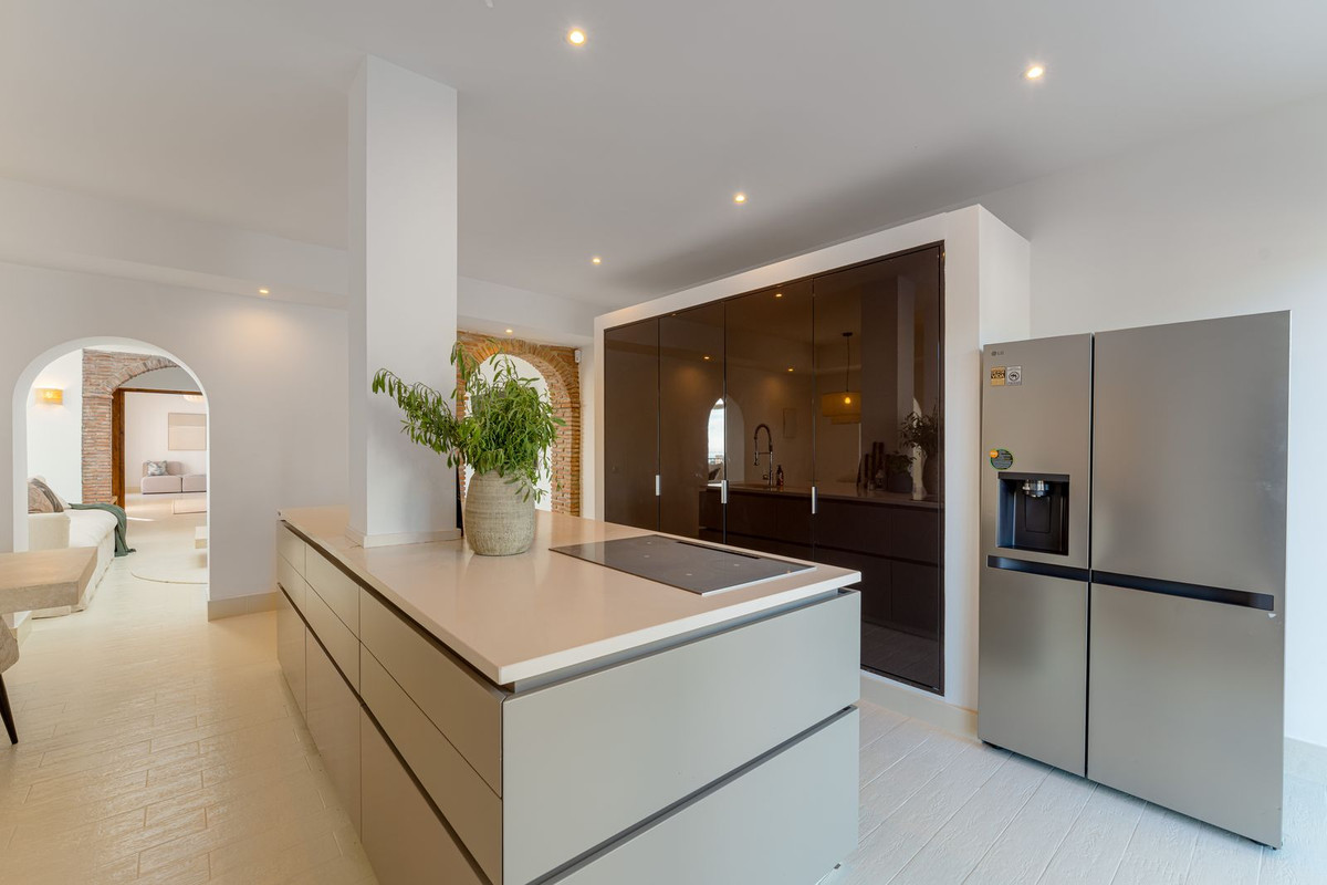 6 Bedroom Villa for Sale in El Madroñal — view 3