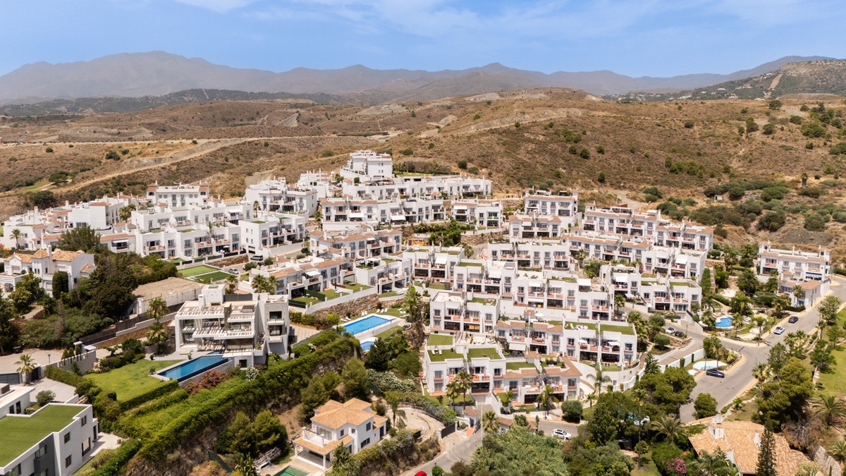 2 Bedroom Apartment for Sale in Benahavís — 6