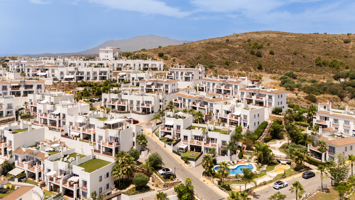 2 Bedroom Apartment for Sale in Benahavís — 7